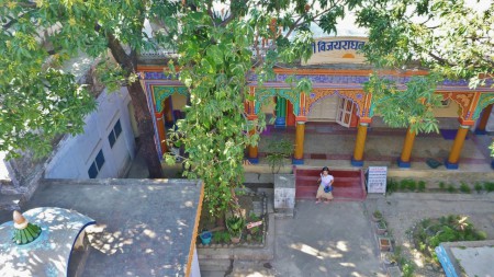 pohľad na dvor, vpredu hlavný chrám